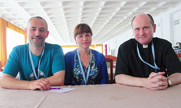 Za wspólnotę Domowego Kościoła w naszej archidiecezji odpowiada para diecezjalna Dorota i Piotr Jasińscy oraz moderator diecezjalny ks. Cezary Opalach 