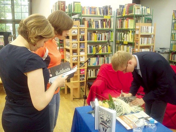  Kajetan Rajski podczas spotkania podpisywał swoje książki