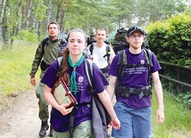 Młodzi ludzie wcielający się w żołnierzy niezłomnych pokonują dziennie nawet do kilkudziesięciu kilometrów