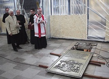  Biskup Andrzej F. Dziuba święci miejsce prac konserwatorskich