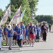 Pielgrzymi w drodze do Nowego Miasta nad Pilicą