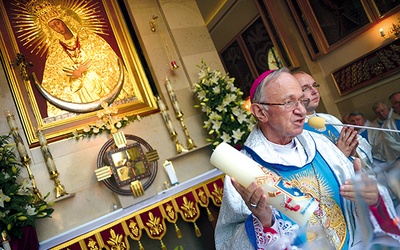 Abp Zygmunt Zimowski prezentuje wiernym dar od ojca świętego. W kaplicy ostrobramskiej są już pamiątki przekazane przez Jana Pawła II i Benedykta XVI