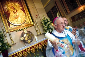 Abp Zygmunt Zimowski prezentuje wiernym dar od ojca świętego. W kaplicy ostrobramskiej są już pamiątki przekazane przez Jana Pawła II i Benedykta XVI