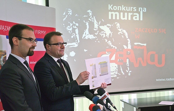  Mateusz Tyczyński (z lewej) i Radosław Witkowski zachęcają do udziału w konkursie