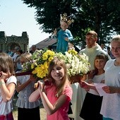 Do groty lurdzkiej uroczyście wniesiono figurkę Dzieciątka Jezus