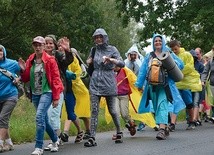 Pielgrzymi strumienia raciborskiego z uśmiechami  dotarli na postój obiadowy w Starej Kuźni – sierpień 2014