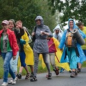 Pielgrzymi strumienia raciborskiego z uśmiechami  dotarli na postój obiadowy w Starej Kuźni – sierpień 2014