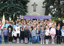  Dzieci ze szkoły podstawowej w Błoniu dobrze znają swego patrona – św. Jana Pawła II.  Po wakacjach poznają również św. Marię Małgorzatę Alacoque
