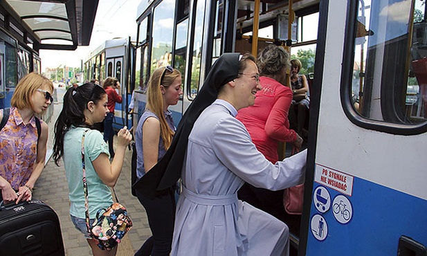  Czasem tramwaj lub autobus to dla kapłanów i sióstr zakonnych „jaskinia lwa”