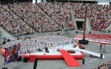 Dwa lata temu w rekolekcjach na Stadionie Narodowym wzięło udział prawie 60 tys. osób, a transmisję na żywo oglądało kolejnych pół miliona.