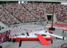 Dwa lata temu w rekolekcjach na Stadionie Narodowym wzięło udział prawie 60 tys. osób, a transmisję na żywo oglądało kolejnych pół miliona.