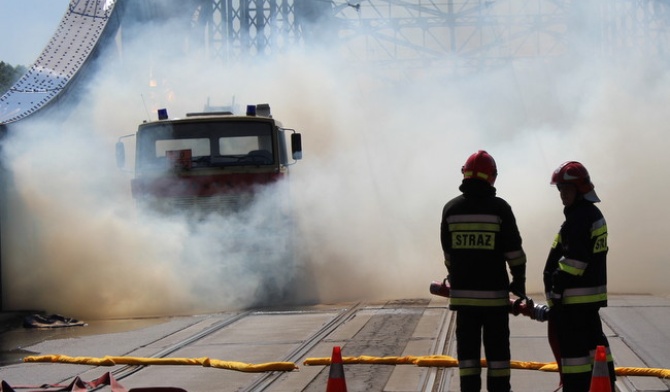 Bomba na kładce i zablokowany most