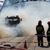 Bomba na kładce i zablokowany most