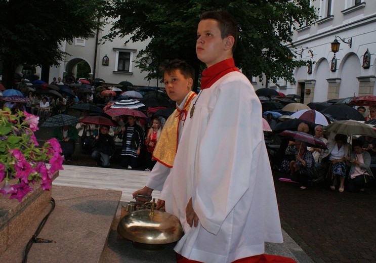 Msza św. na sanktuaryjnym dziedzińcu