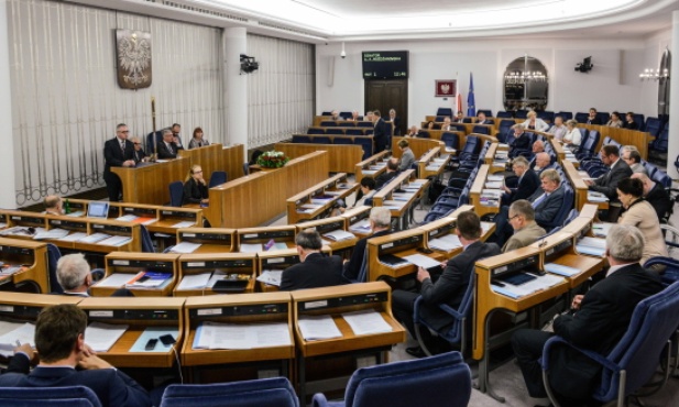 Senat przyjął ustawę o in vitro