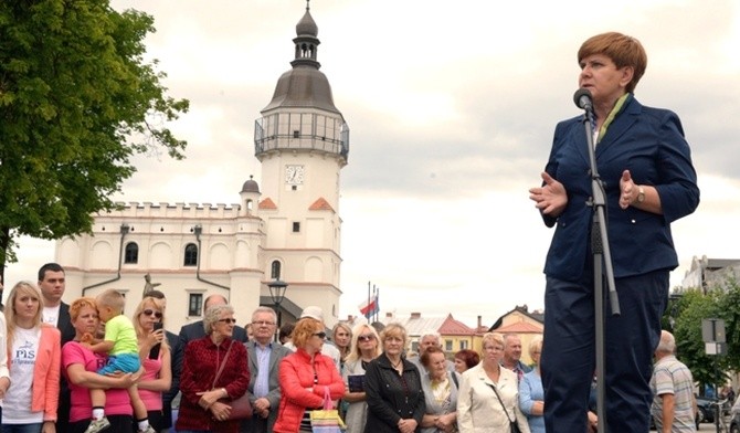 Beata Szydło na Rynku Wielkim w Szydłowcu