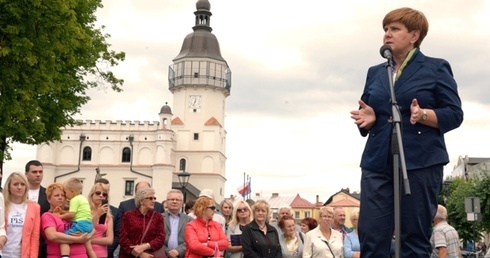 Beata Szydło na Rynku Wielkim w Szydłowcu