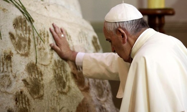 Papież modli się przed statuą maryjną w Caacupé
