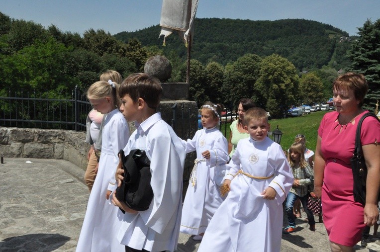 Tropie - procesja do kościoła