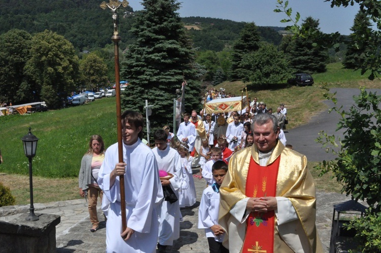 Tropie - procesja do kościoła