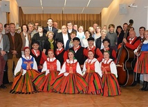 Uczestnicy spotkania i członkowie Regionalnego Zespołu Pieśni i Tańca "Sanniki"