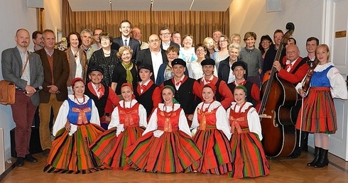 Uczestnicy spotkania i członkowie Regionalnego Zespołu Pieśni i Tańca "Sanniki"