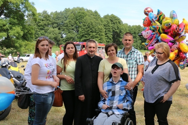 Dominik Grzegorzewski z rodzicami, ks. Sławomirem Matygą, rodziną i przyjaciółmi