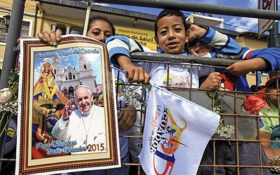  8.07.2015. Ekwador. Quinche. Wierni czekający na papieża Franciszka. 