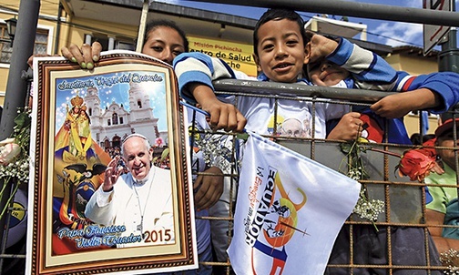  8.07.2015. Ekwador. Quinche. Wierni czekający na papieża Franciszka. 