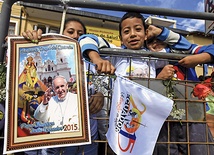  8.07.2015. Ekwador. Quinche. Wierni czekający na papieża Franciszka. 