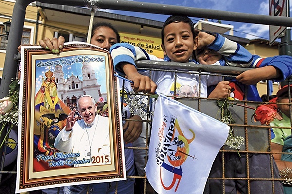  8.07.2015. Ekwador. Quinche. Wierni czekający na papieża Franciszka. 