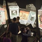 Na wystawę wchodzimy przez łaźnię łańcuszkową foto Roman Koszowski