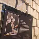 Ogromne wrażenie robi pomieszczenie imitujące kaplicę, w którym ściany wyłożone są polskimi modlitewnikami foto Roman Koszowski 