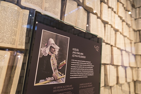 Ogromne wrażenie robi pomieszczenie imitujące kaplicę, w którym ściany wyłożone są polskimi modlitewnikami foto Roman Koszowski 