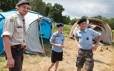 Ryszard Nieśpiałowski jest  Akelą, czyli po skautowsku  – drużynowym. Swoje studenckie wakacje rozpoczął od obozu z wilczkami