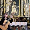 Monika Dżuła-Radkiewicz  urzekła publiczność doskonałą grą  na gitarze klasycznej