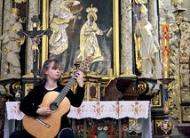 Monika Dżuła-Radkiewicz  urzekła publiczność doskonałą grą  na gitarze klasycznej