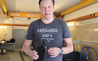  Tomasz Bednarz jest archeologiem podwodnym, kierownikiem projektu Wirtualny Skansen Wraków Zatoki Gdańskiej. Na zdjęciu prezentuje jedną ze znalezionych 300-letnich butelek