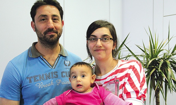  Adnan Saad wraz żoną i 7-miesięczną córeczką Sarą  będzie mieszkał w Tarnowie.  – Chcę podjąć pracę i być aktywnym członkiem waszego społeczeństwa – deklaruje