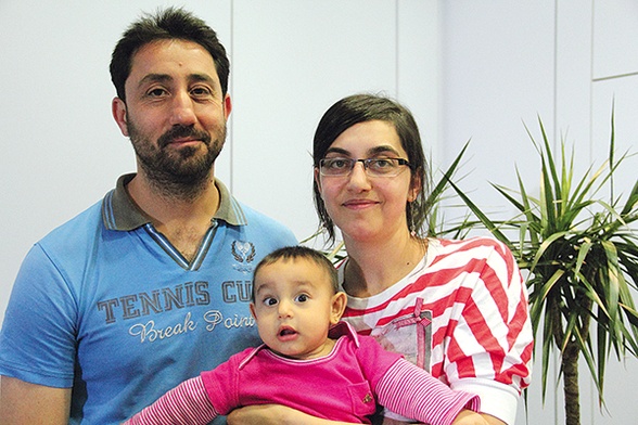  Adnan Saad wraz żoną i 7-miesięczną córeczką Sarą  będzie mieszkał w Tarnowie.  – Chcę podjąć pracę i być aktywnym członkiem waszego społeczeństwa – deklaruje