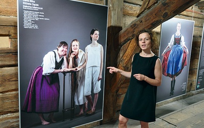 – Na tym zdjęciu Maria Bitka, Malwina Mielniczuk i Elżbieta Gądek wystąpiły ubrane w dawną bieliznę. Niedawno widziałam w sklepie podobne ubiory, sprzedawane jako piżama – uśmiecha się Magdalena Górniak-Bardzik 