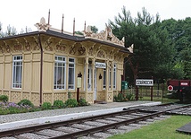  Perełką skansenu jest zbudowany w 1896 r. budynek poczekalni kolejowej z przystanku Wolbórka, który od 1925 r. nosił nazwę Czarnocin