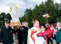  Ks. Eugeniusz Szymczak wprowadził figurę do kościoła parafialnego, a wnieśli ją  kryniccy  strażnicy  miejscy