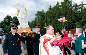  Ks. Eugeniusz Szymczak wprowadził figurę do kościoła parafialnego, a wnieśli ją  kryniccy  strażnicy  miejscy