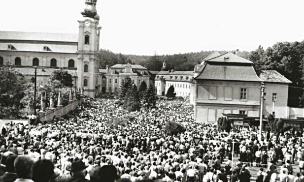 Szacuje się, że na obchody  1100. rocznicy śmierci  św. Metodego do Welehradu przybyło od 100 do 250 tys. pątników z całej Czechosłowacji. Komuniści nie spodziewali się tak ogromnej demonstracji wiary czechosłowackich katolików. Myśleli, że wszystko w tym kraju mają pod kontrolą…