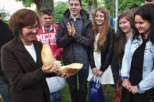  W czasie dnia wspólnoty po Mszy św., na znak braterstwa, oazowicze podzielili się chlebem, który wcześniej pobłogosławił biskup