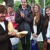  W czasie dnia wspólnoty po Mszy św., na znak braterstwa, oazowicze podzielili się chlebem, który wcześniej pobłogosławił biskup