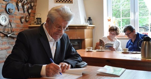 Krzyż w polu i ojczyzna w pudełku