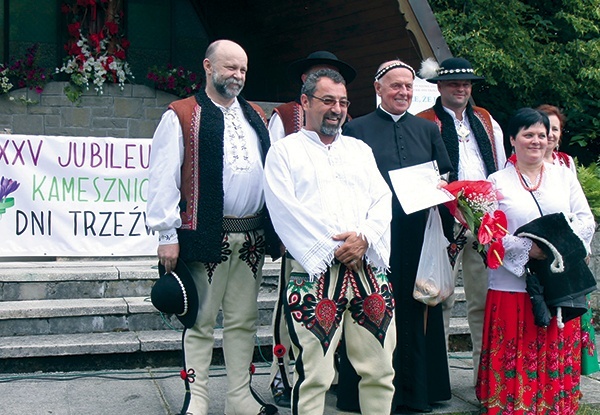  Ks. Zązel i uczestnicy jubileuszowych Dni