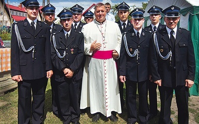 Podczas uroczystości  kapłana witali miejscowi strażacy